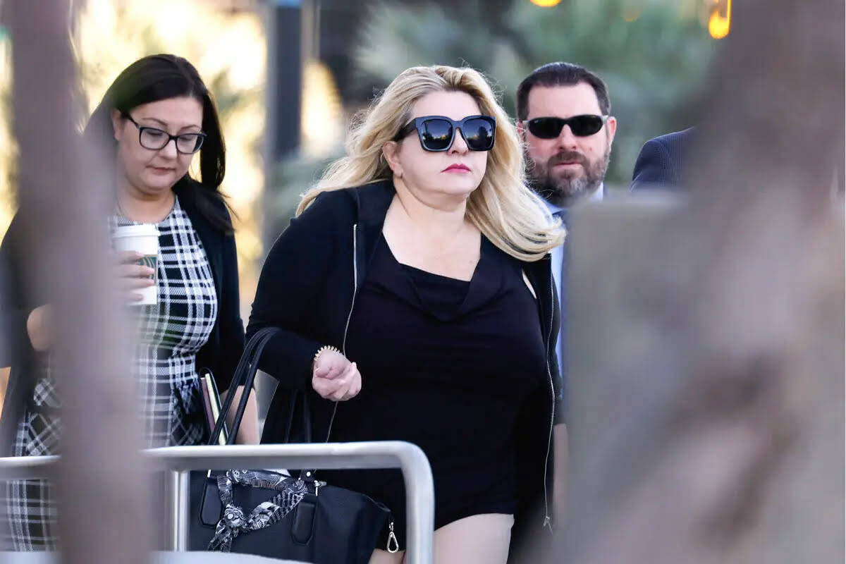 La exconcejal de Las Vegas Michele Fiore, al centro, llega a su juicio por fraude electrónico ...