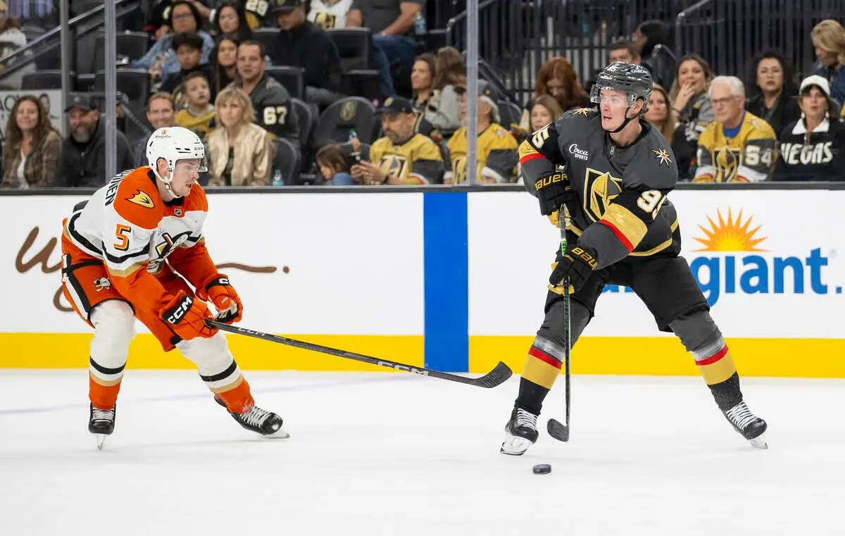 El right wing de los Golden Knights, Victor Olofsson (95), mantiene el puck lejos del defensema ...