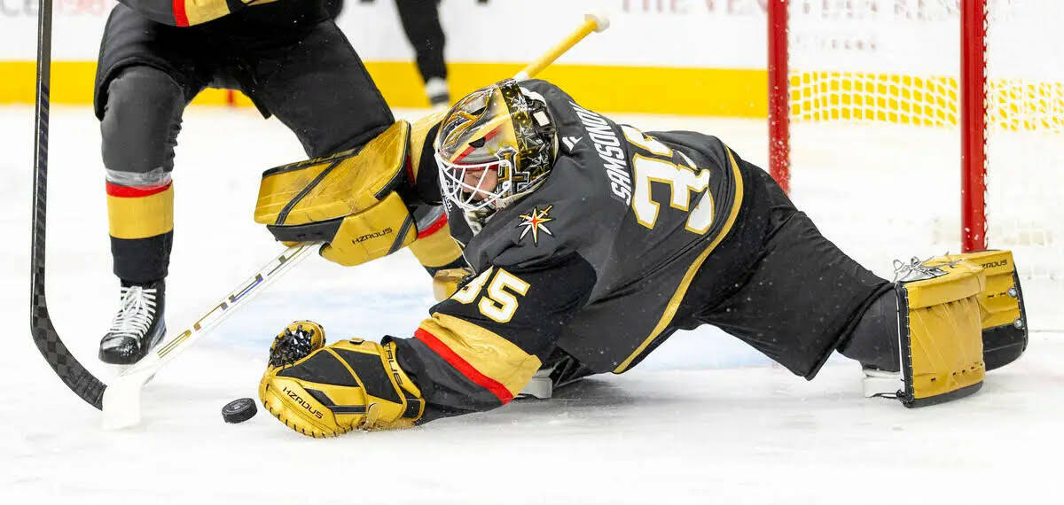 El goaltender de los Golden Knights, Ilya Samsonov (35), intenta cubrir el puck durante el segu ...