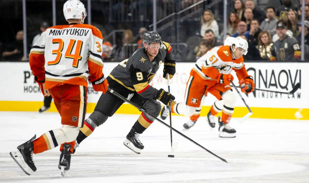 El center de los Golden Knights, Jack Eichel (9), avanza con el puck por el hielo durante el te ...