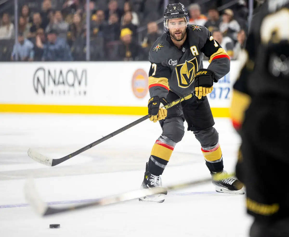 El defenseman de los Golden Knights, Alex Pietrangelo (7), pasa el puck durante el tercer perio ...