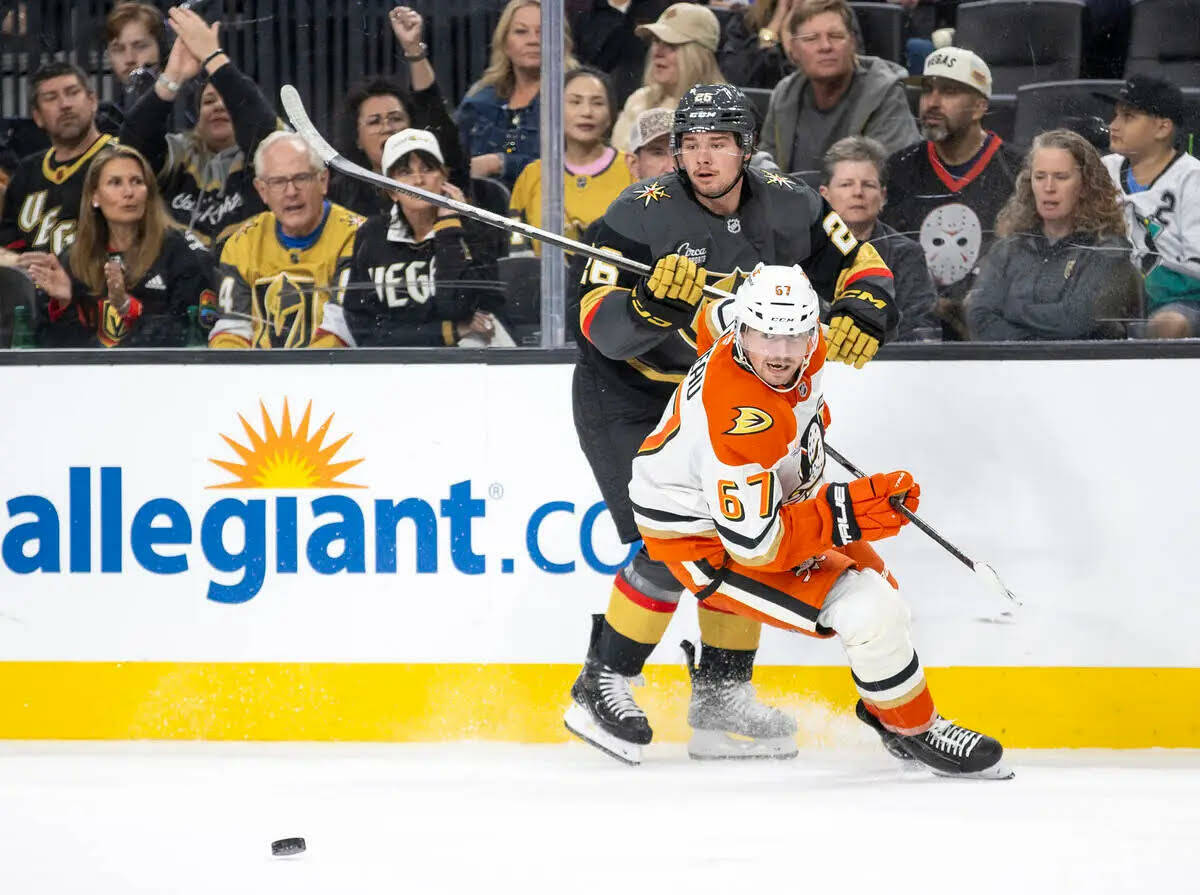 El right wing de los Golden Knights, Alexander Holtz (26), y el defenseman de los Anaheim Ducks ...