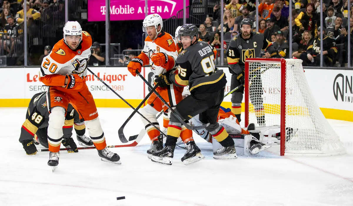 Los jugadores de los Golden Knights y los Anaheim Ducks buscan el puck durante el tercer period ...