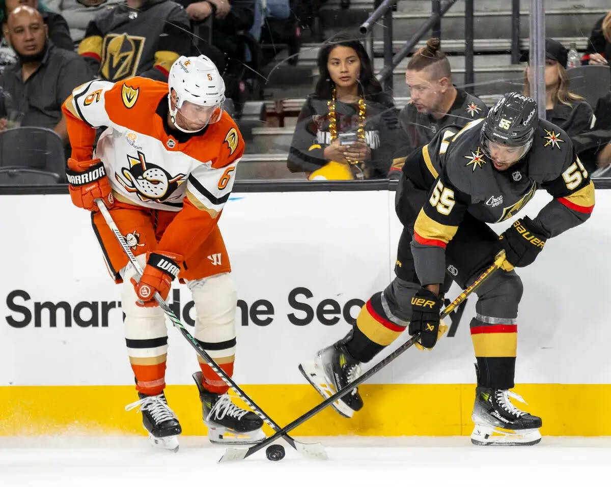 El right wing de los Golden Knights, Keegan Kolesar (55), y el defenseman de los Anaheim Ducks, ...