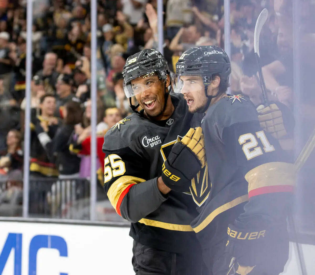 El center de los Golden Knights, Brett Howden (21), celebra después de anotar un gol durante e ...