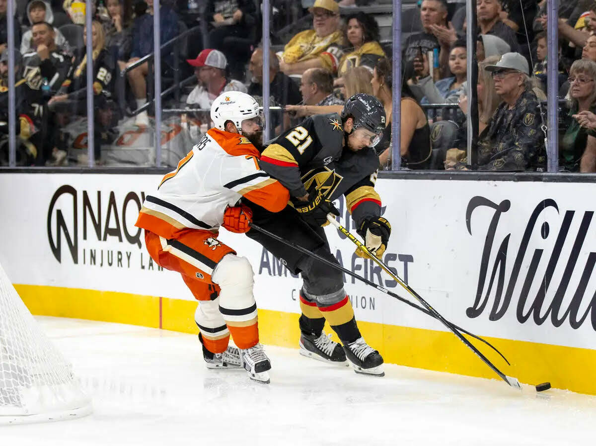 El center de los Golden Knights, Brett Howden (21), y el defenseman de los Anaheim Ducks, Radko ...