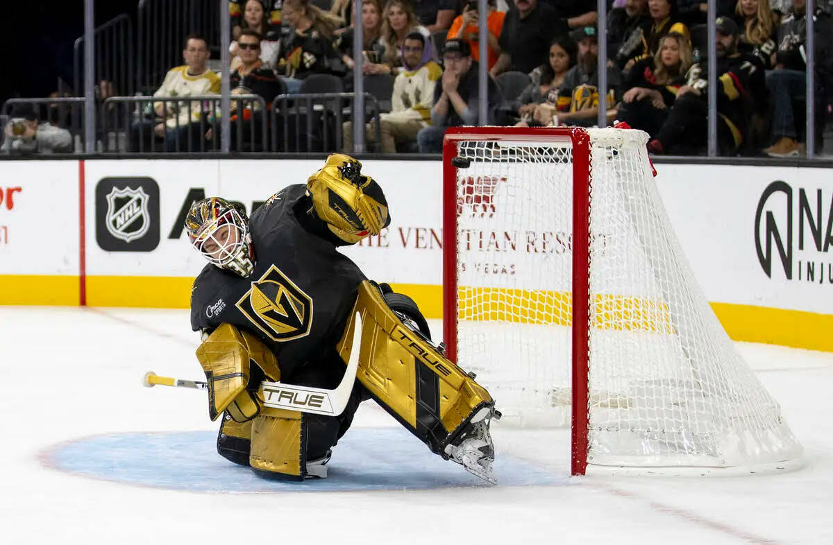 El goaltender de los Golden Knights, Ilya Samsonov (35), desvía un disparo durante el partido ...