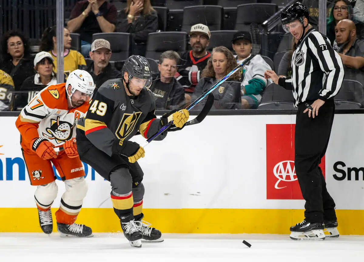 El center de los Golden Knights, Ivan Barbashev (49), y el left wing de los Anaheim Ducks, Alex ...