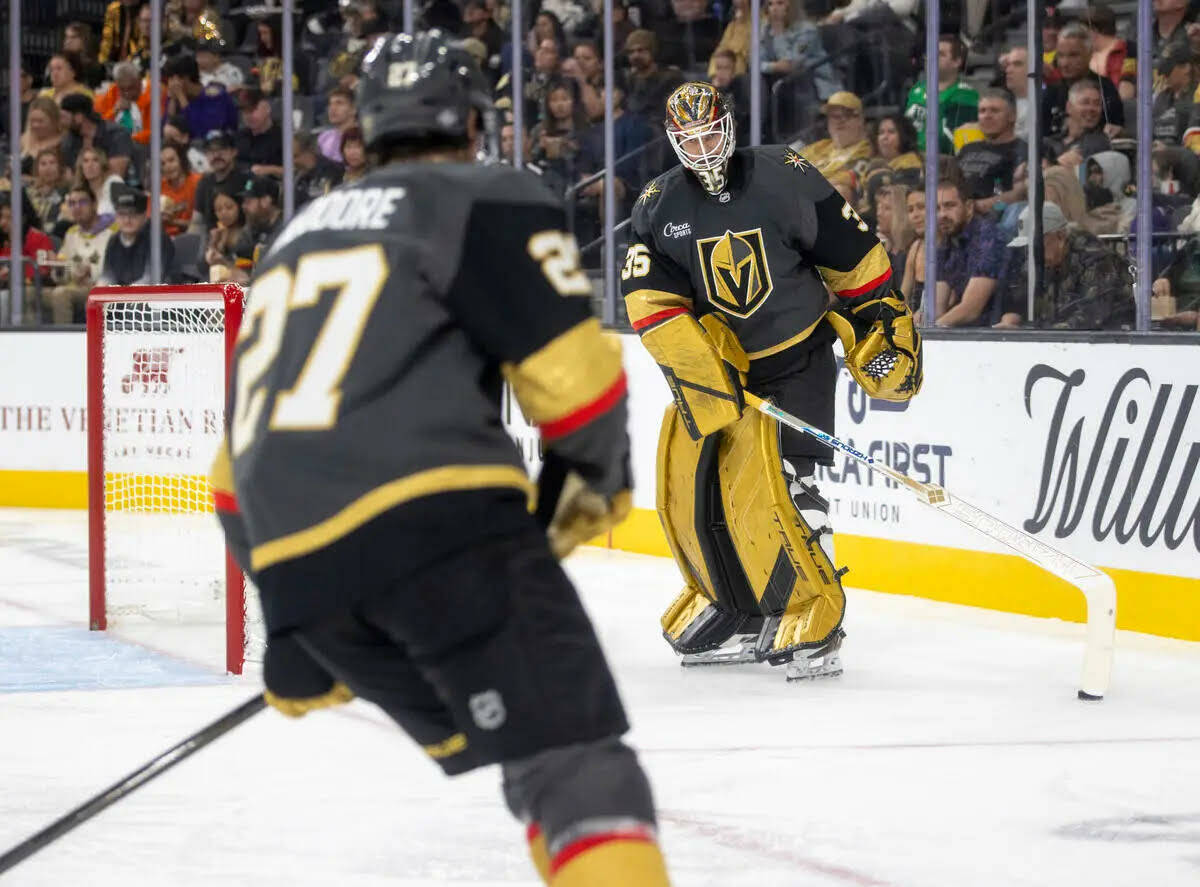 El goaltender de los Golden Knights, Ilya Samsonov (35), acomoda un puck para que el defenseman ...