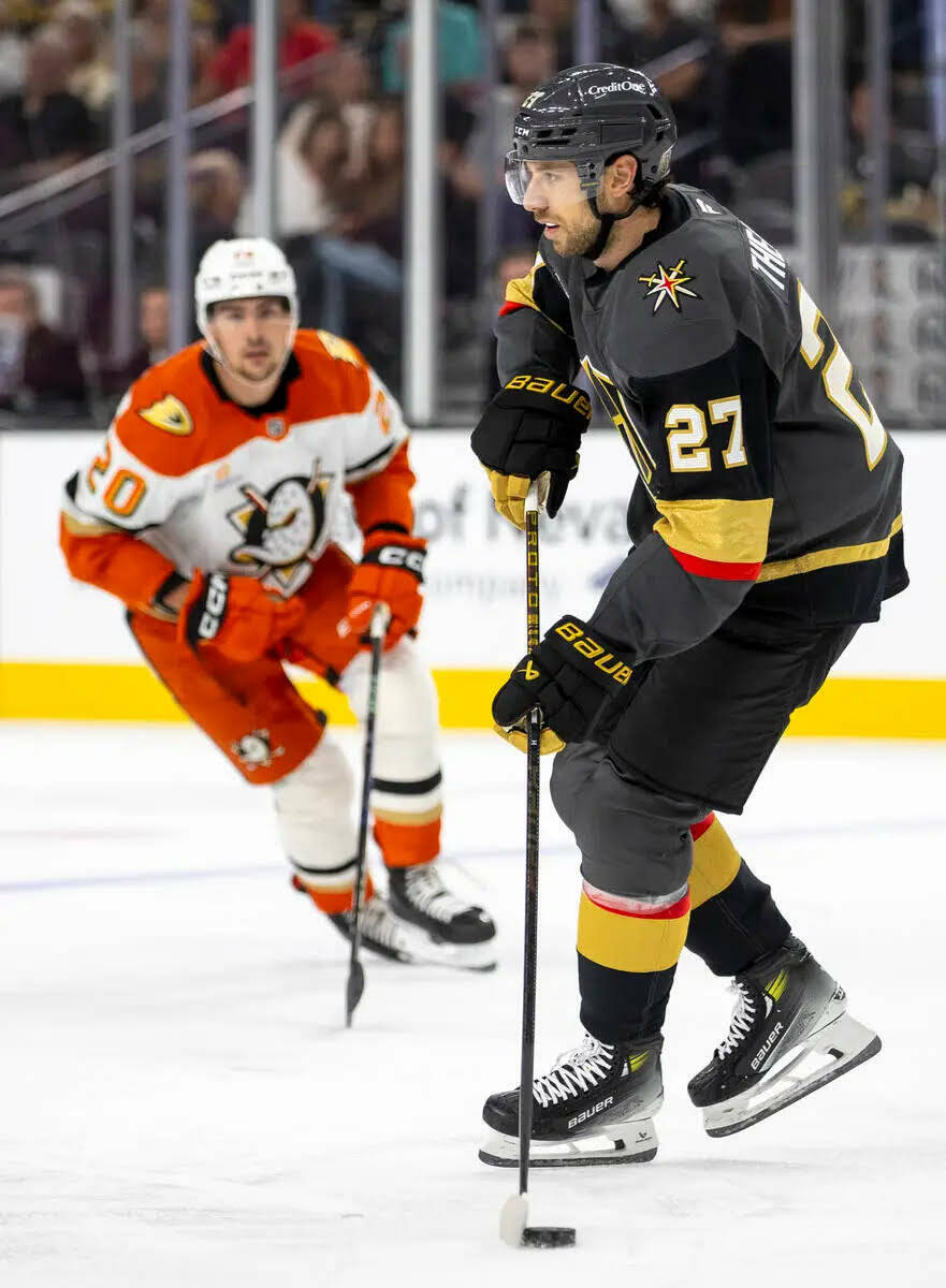 El defenseman de los Golden Knights, Shea Theodore (27), controla el puck durante el partido de ...