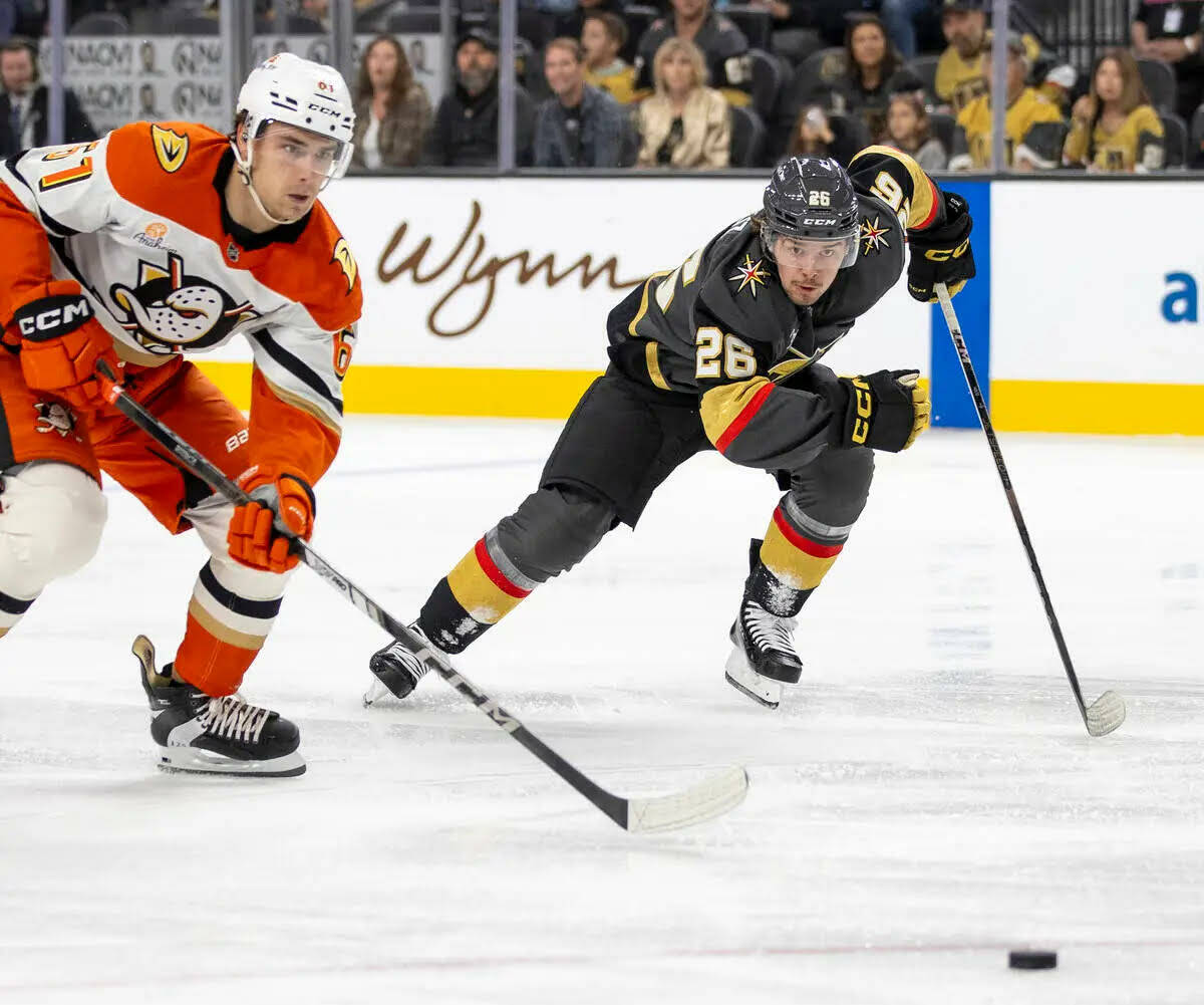 El right wing de los Golden Knights, Alexander Holtz (26), y el left wing de los Anaheim Ducks, ...