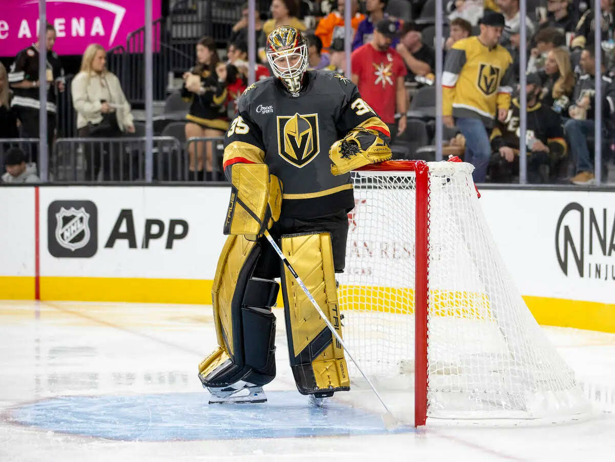 El goaltender de los Golden Knights, Ilya Samsonov (35), limpia su área durante el partido de ...