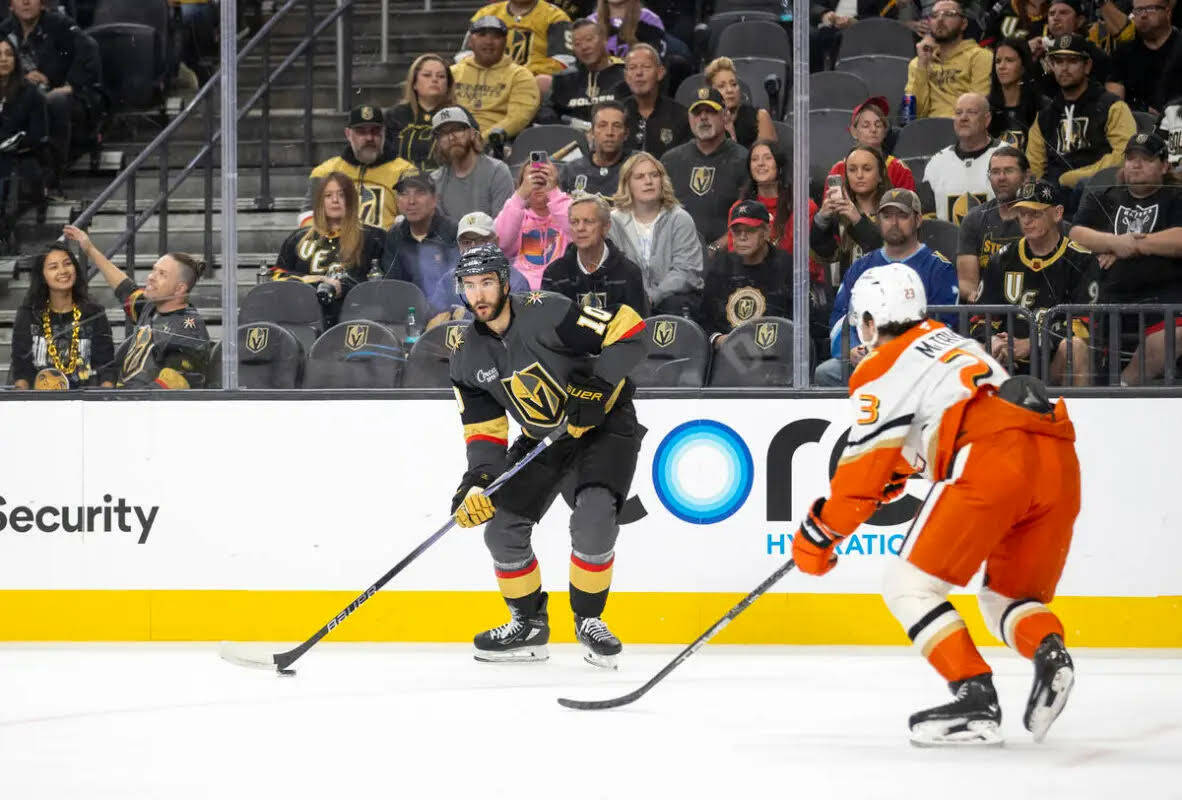 El center de los Golden Knights, Nicolas Roy (10), controla el puck durante el partido de hocke ...