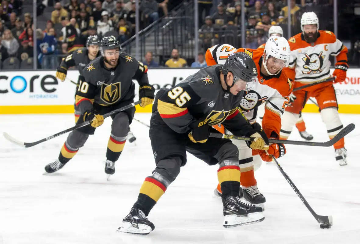 El right wing de los Golden Knights, Victor Olofsson (95), y el center de los Anaheim Ducks, Is ...