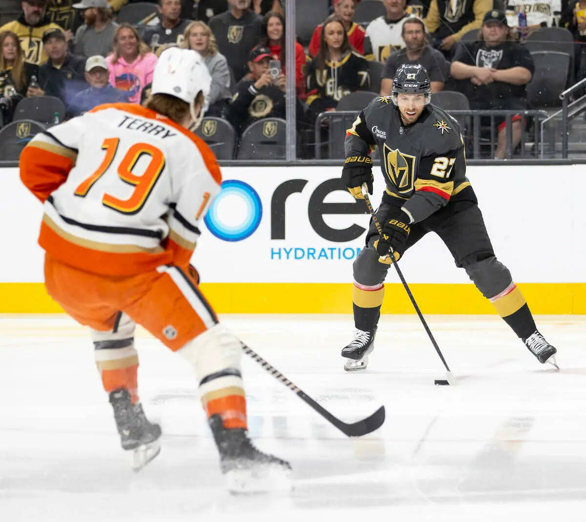 El defenseman de los Golden Knights, Shea Theodore (27), maneja el puck durante el primer perio ...