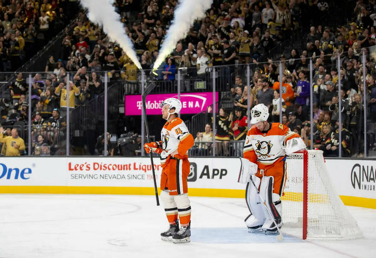 El defenseman de los Anaheim Ducks, Cam Fowler (4), y el goaltender de los Anaheim Ducks, James ...