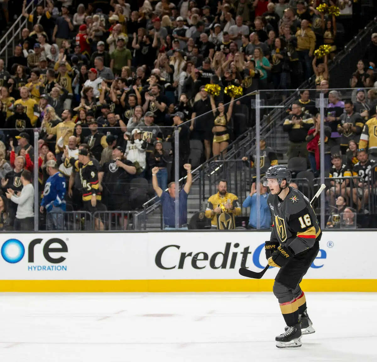 El left wing de los Golden Knights, Pavel Dorofeyev (16), se dirige a la Blanca después de ano ...