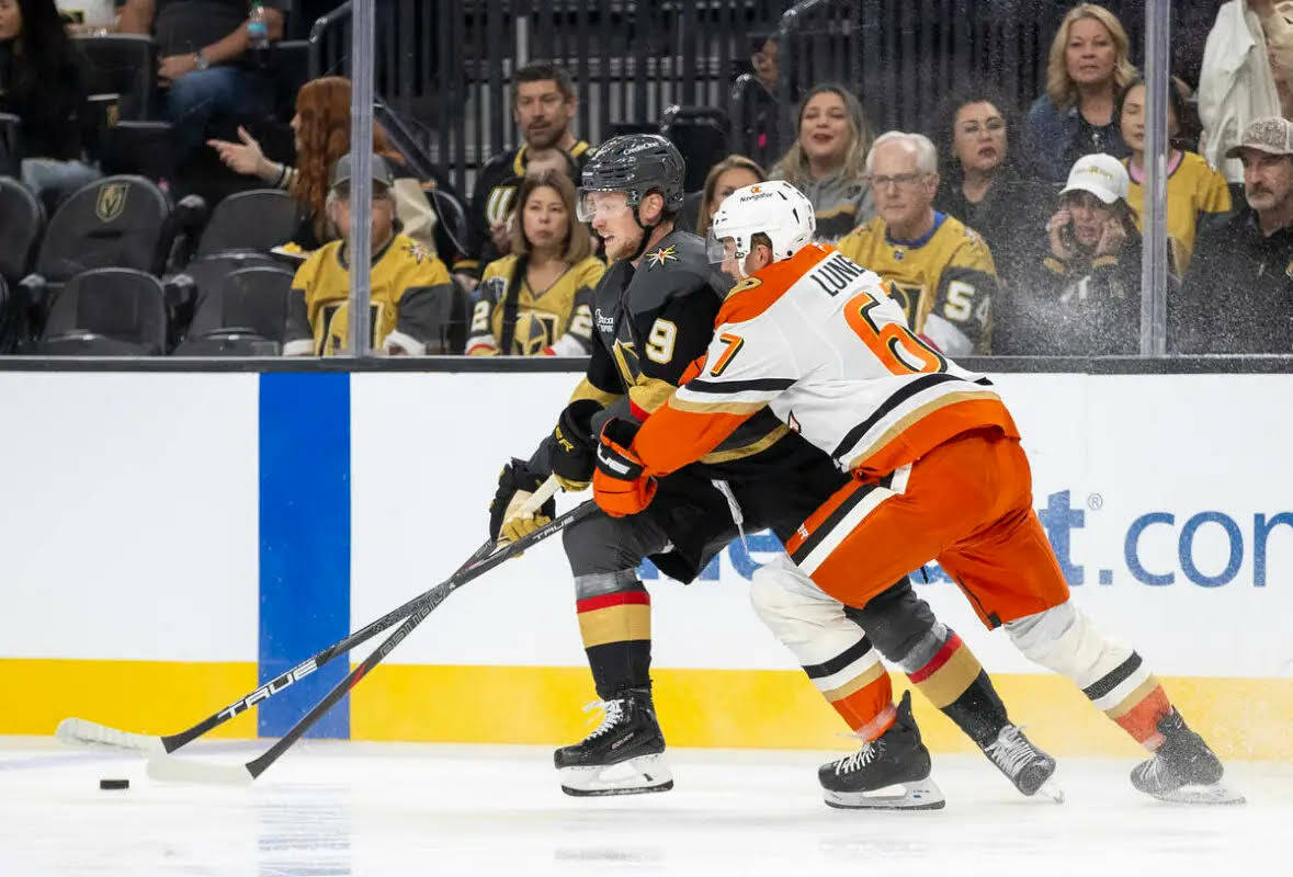 El center de los Golden Knights, Jack Eichel (9), y el defenseman de los Anaheim Ducks, Tristan ...