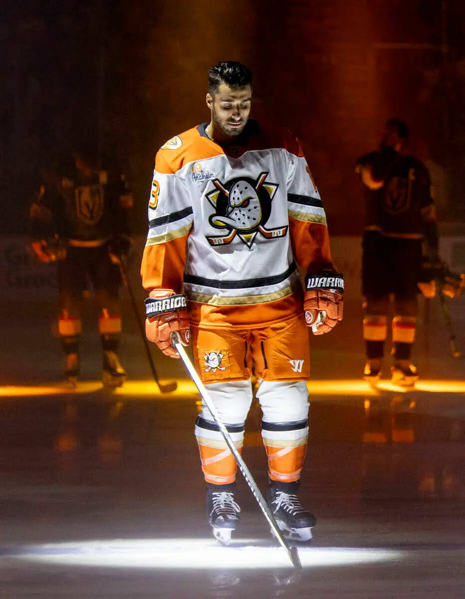 El center de los Anaheim Ducks, Robby Fabbri (13), se queda de pie durante el himno nacional an ...