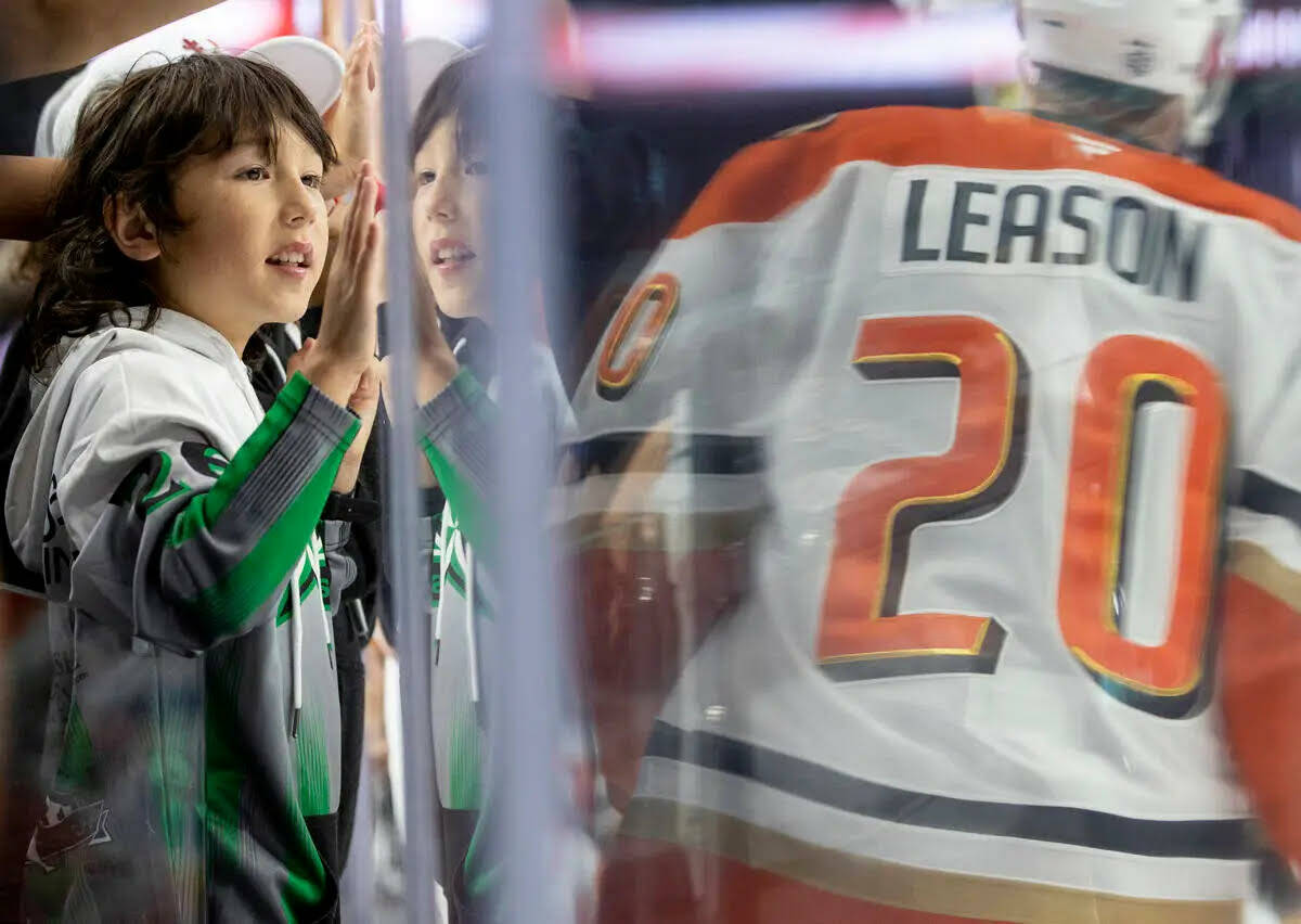 Un joven aficionado anima a los Anaheim Ducks antes del partido de hockey de la NHL entre los A ...