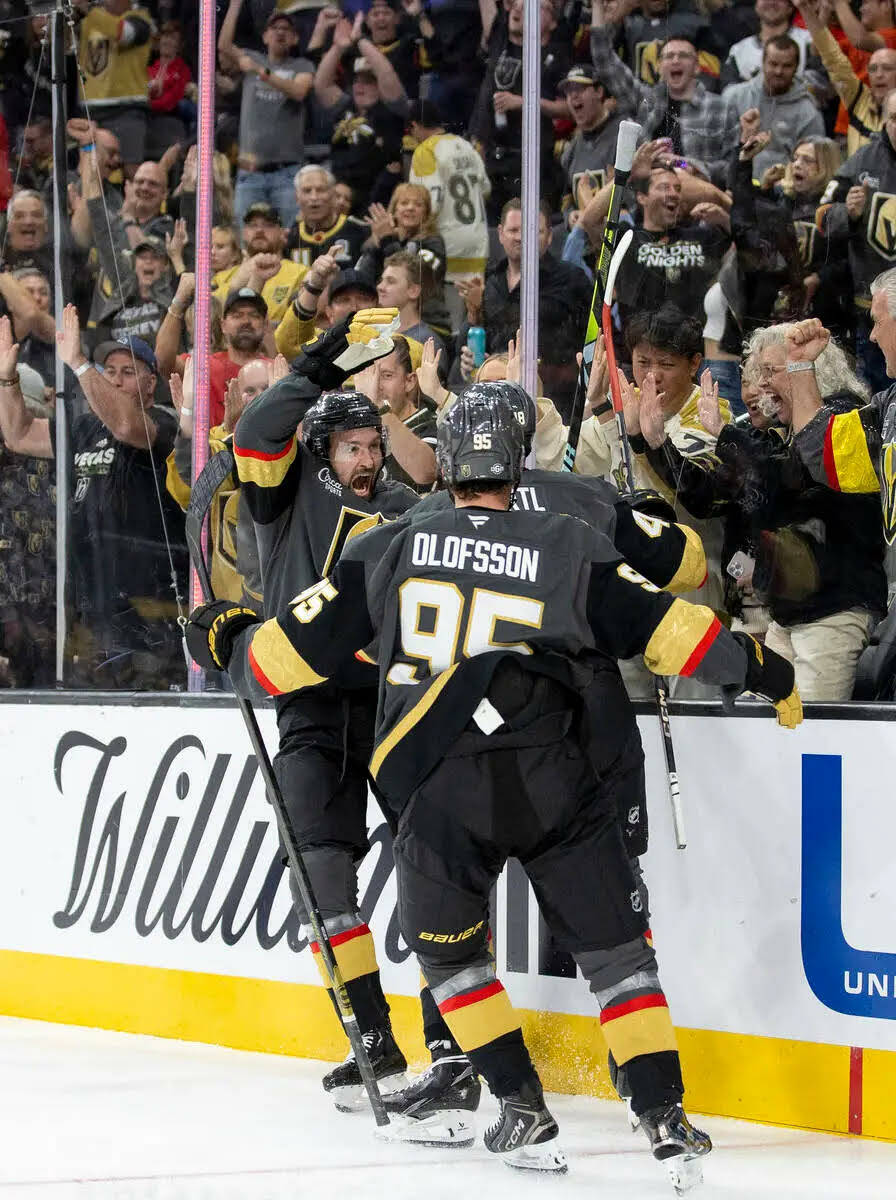 Los Golden Knights celebran un gol durante el tercer periodo del partido de hockey de la NHL co ...