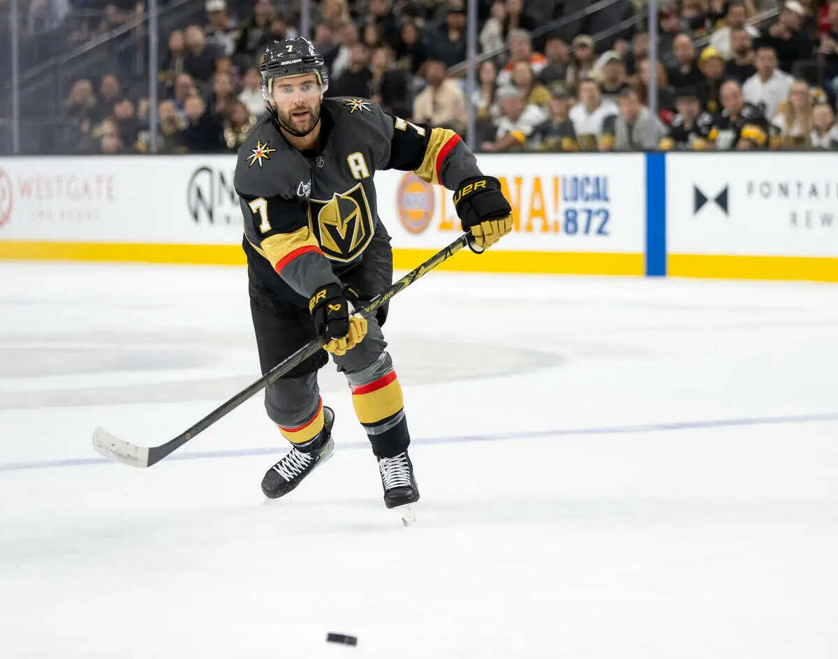 El defenseman de los Golden Knights, Alex Pietrangelo (7), pasa el puck durante el primer perio ...