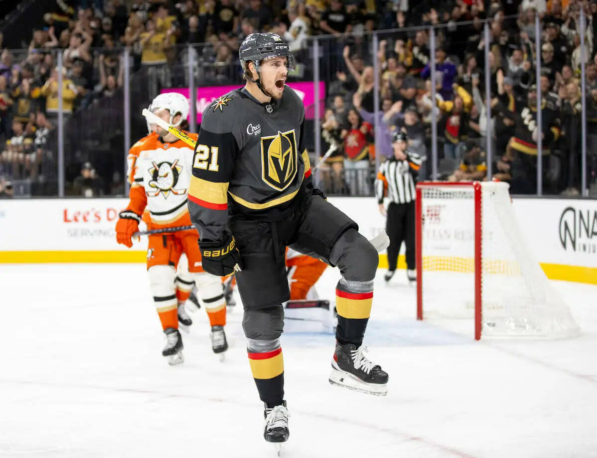 El center de los Golden Knights, Brett Howden (21), celebra después de anotar un gol durante e ...