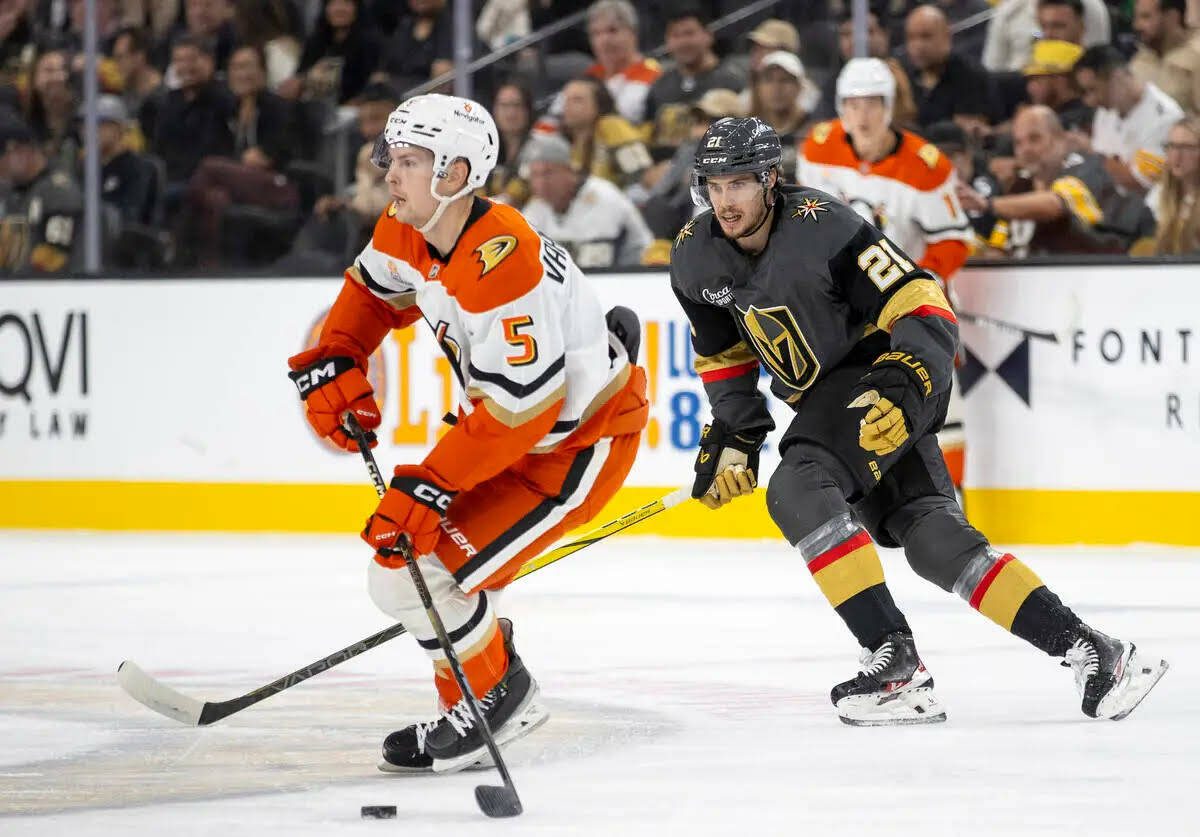 El center de los Golden Knights, Brett Howden (21), persigue al defenseman de los Anaheim Ducks ...