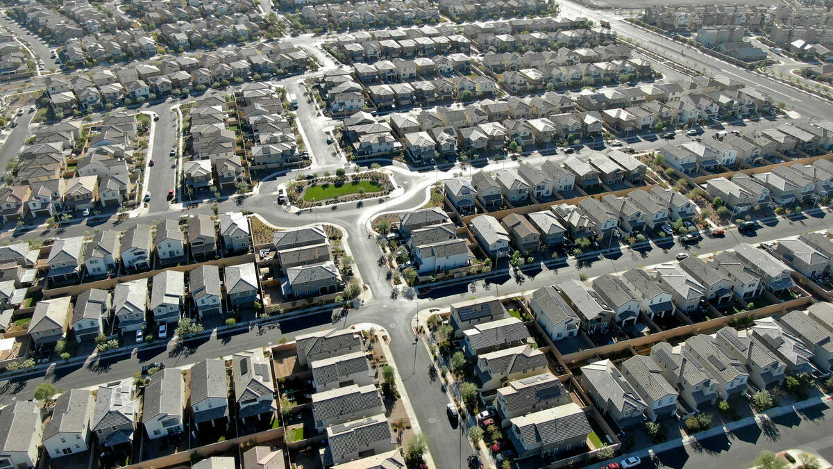 Una vista aérea de las urbanizaciones de viviendas al este de Boulder Highway en Warm Springs ...