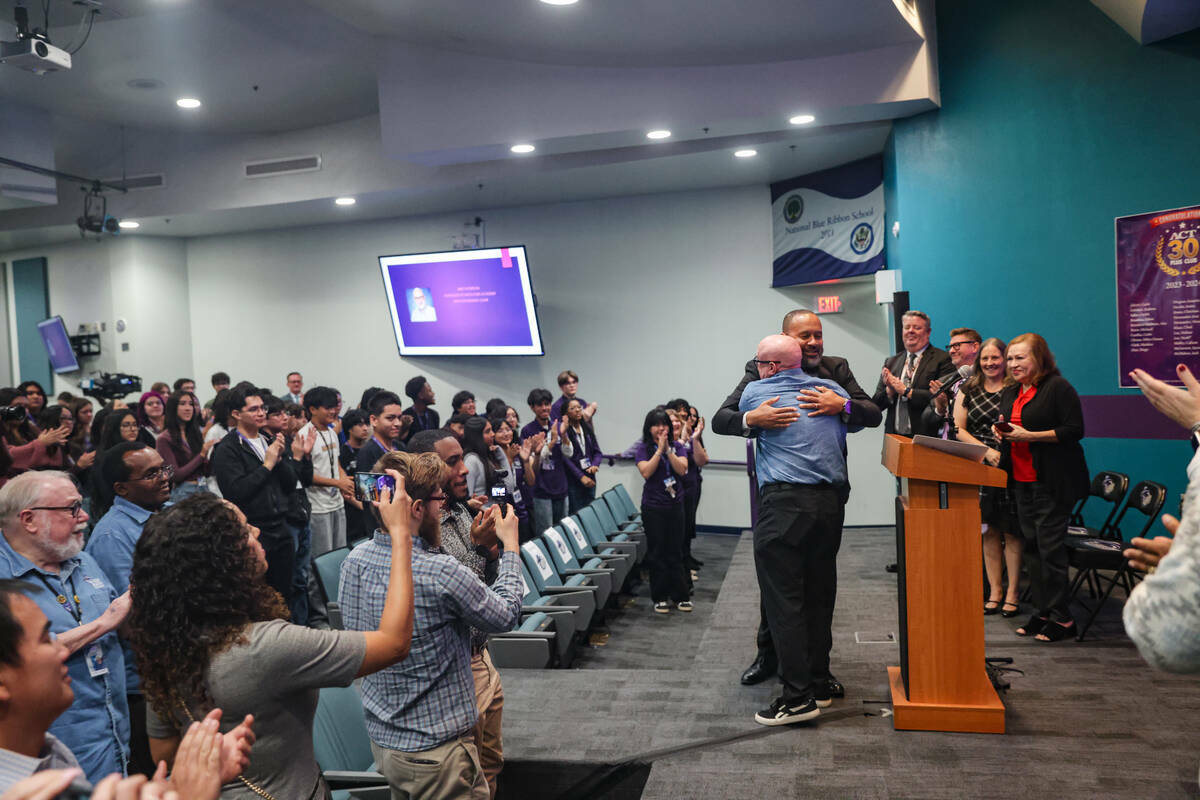 El director Anthony Marentic abraza al maestro de Matemáticas Mike Patterson, quien ganó el p ...