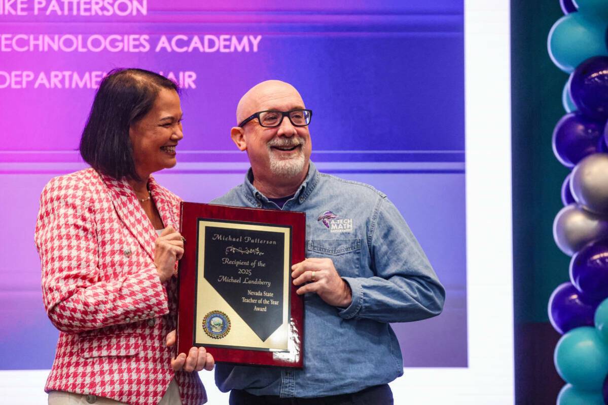 La superintendente de Instrucción Pública, Jhone Ebert, a la izquierda, sostiene el premio al ...