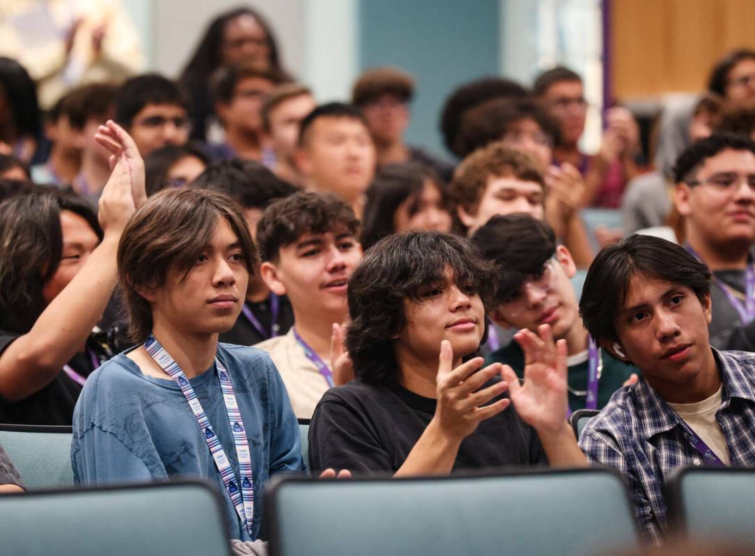 Estudiantes aplauden al maestro de Matemáticas Mike Patterson, quien ganó el premio al Maestr ...