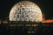 Espectadores ven la Sphere el jueves 4 de julio de 2024, en Las Vegas. (Madeline Carter/Las Veg ...