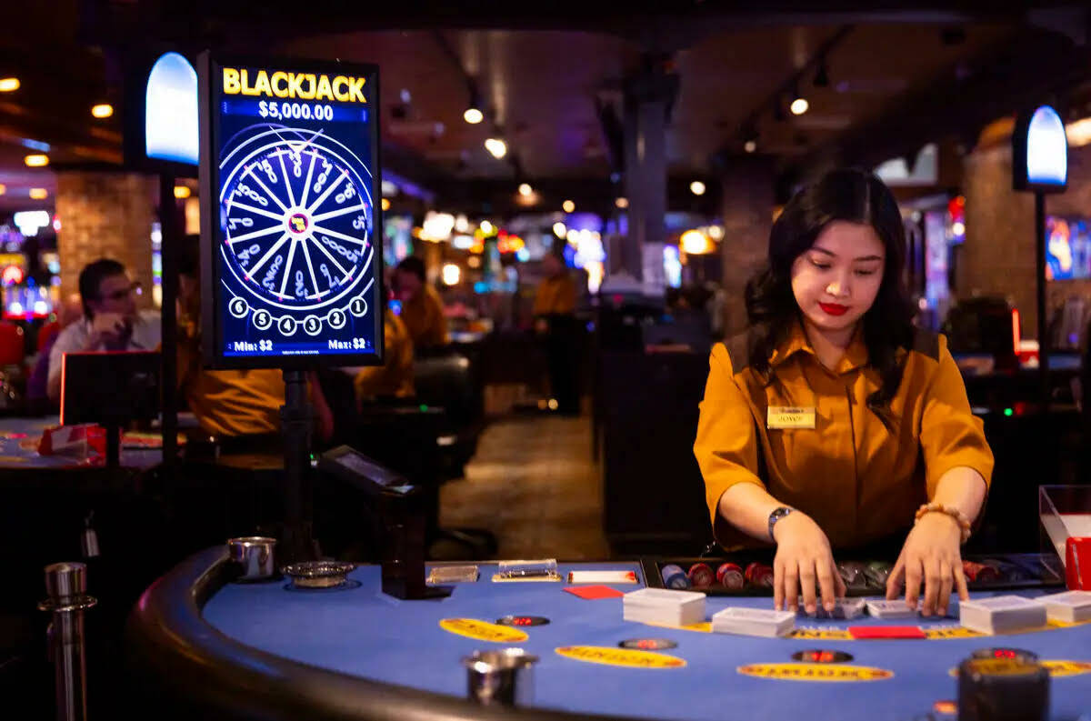 La crupier Joyce Ramos baraja las cartas en una mesa de blackjack en Binion’s, el jueves 10 d ...