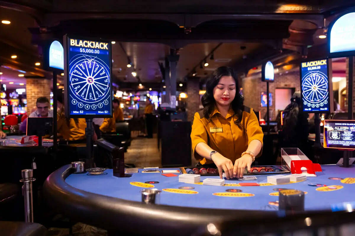 La crupier Joyce Ramos baraja las cartas en una mesa de blackjack en Binion’s, el jueves 10 d ...