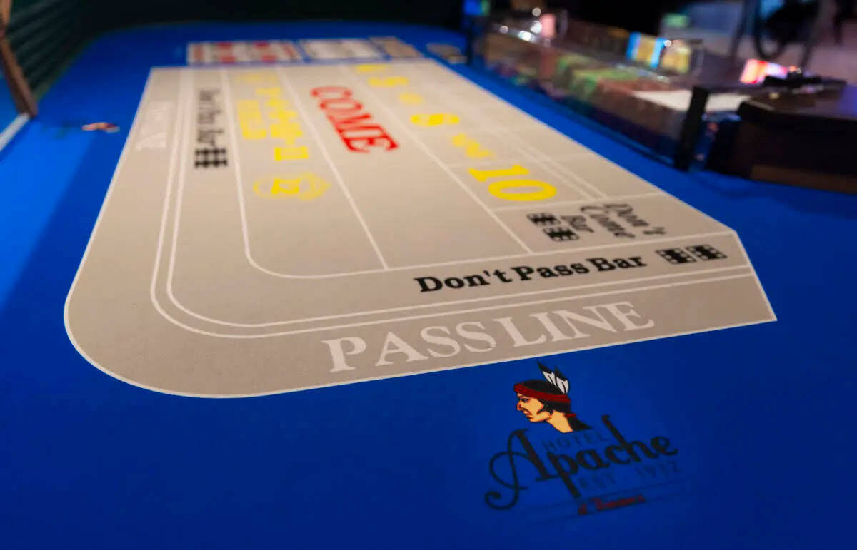 Una mesa de craps es vista en Binion’s el jueves 10 de octubre de 2024, en el centro de Las V ...