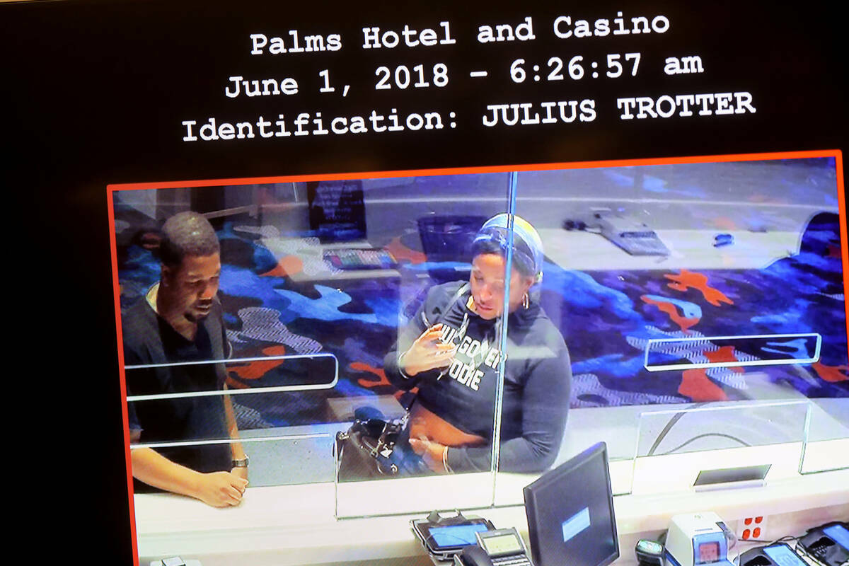 Una foto de vigilancia de Julius Trotter y su novia Itaska Dean registrándose en el Palms se m ...