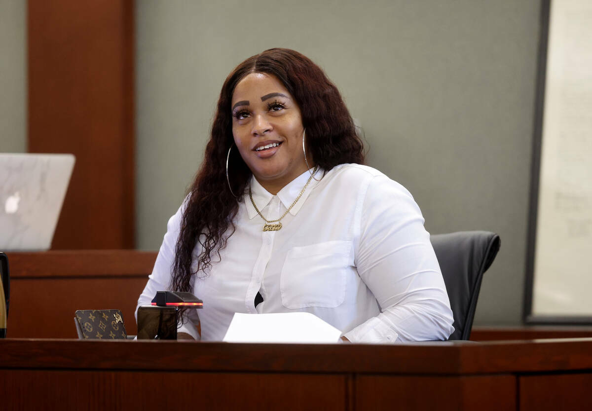 Itaska Dean, novia de Julius Trotter, testifica en el estrado de los testigos durante el juicio ...