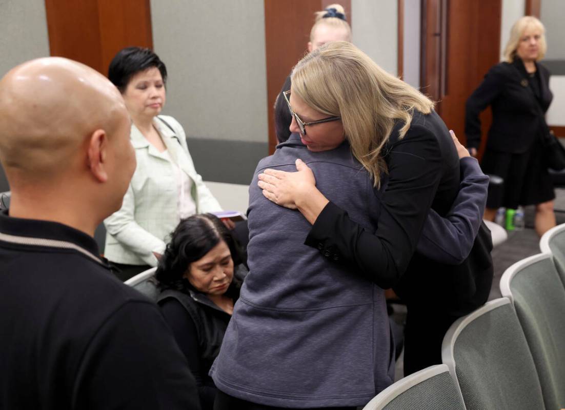 La fiscal adjunta de distrito Michelle Fleck, a la derecha, abraza a los familiares de Sang Boi ...