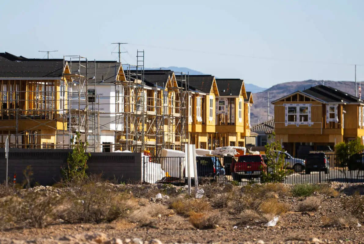 Vista de casas en construcción cerca de Wigwam Avenue y Rainbow Boulevard. (Chase Stevens/Las ...