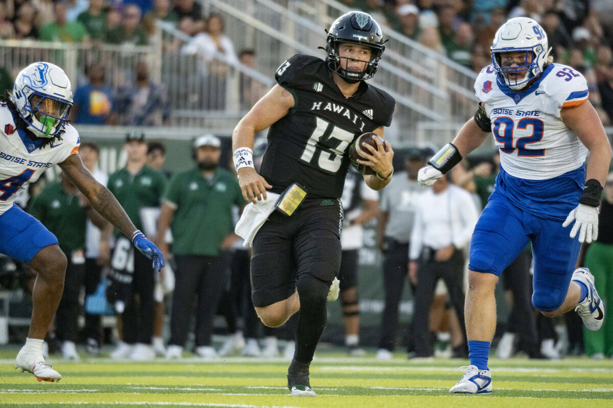 El quarterback de Hawái Brayden Schager (13) corre con el balón durante la primera mitad de u ...