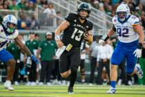 El quarterback de Hawái Brayden Schager (13) corre con el balón durante la primera mitad de u ...