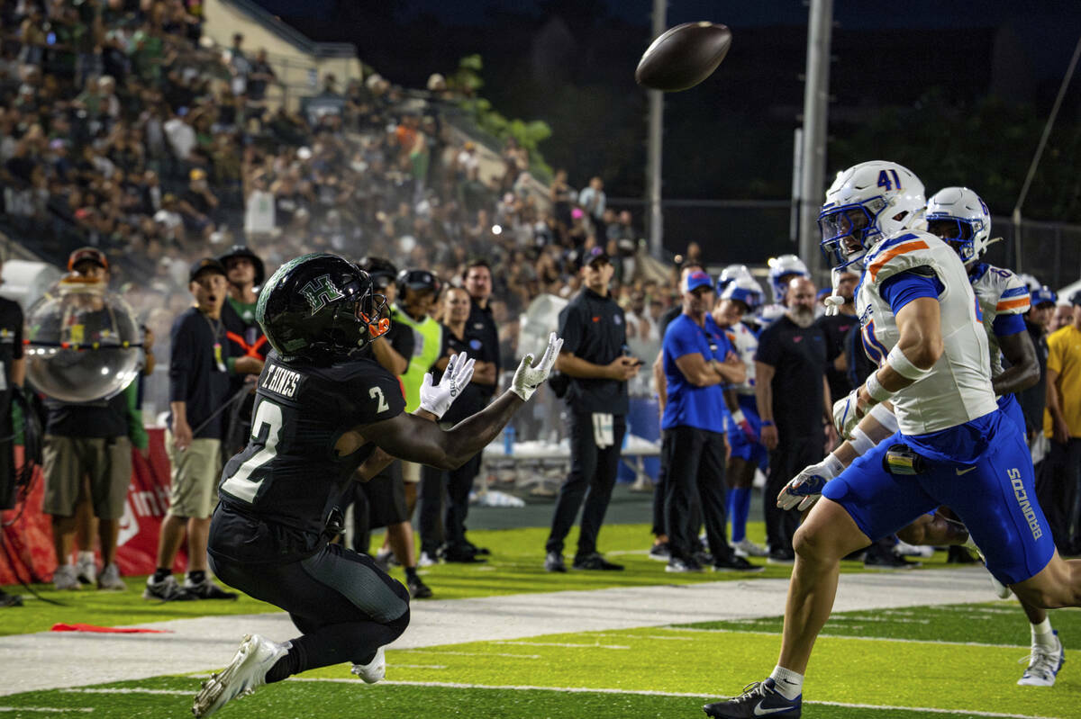 El wide receiver de Hawái Tylan Hines (2) espera para atrapar el balón durante la primera mit ...