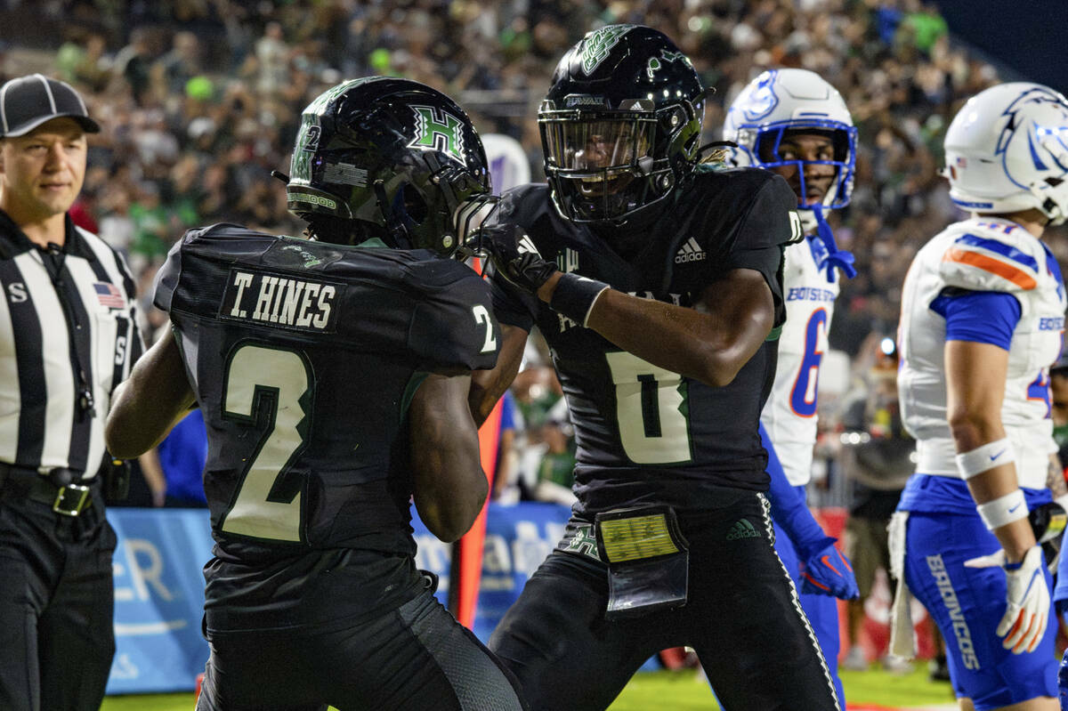 El wide receiver de Hawái Tylan Hines (2) celebra su touchdown con su compañero Alex Perry (0 ...