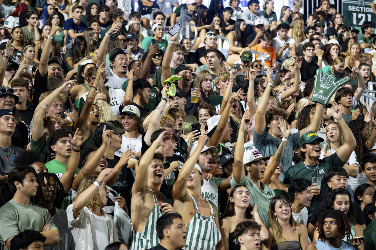 Fans de los Hawái Rainbow Warriors animan durante la segunda mitad de un partido de fútbol am ...