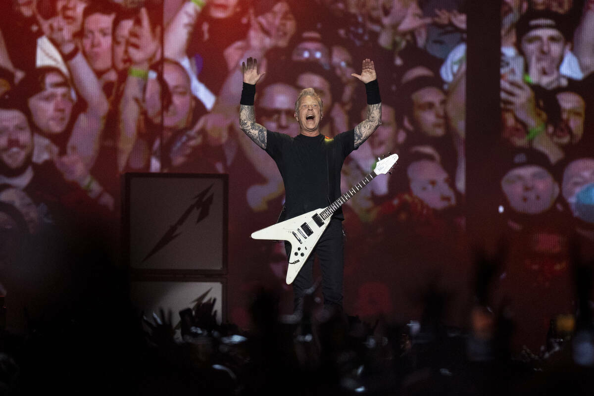 James Hetfield de Metallica se presenta en un concierto de música en el Allegiant Stadium, en ...