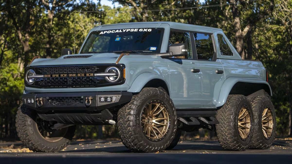 Un SUV Ford Bronco Dark Horse 6×6 2022 que se subastará en Mecum Las Vegas. Uno de los cuatro ...