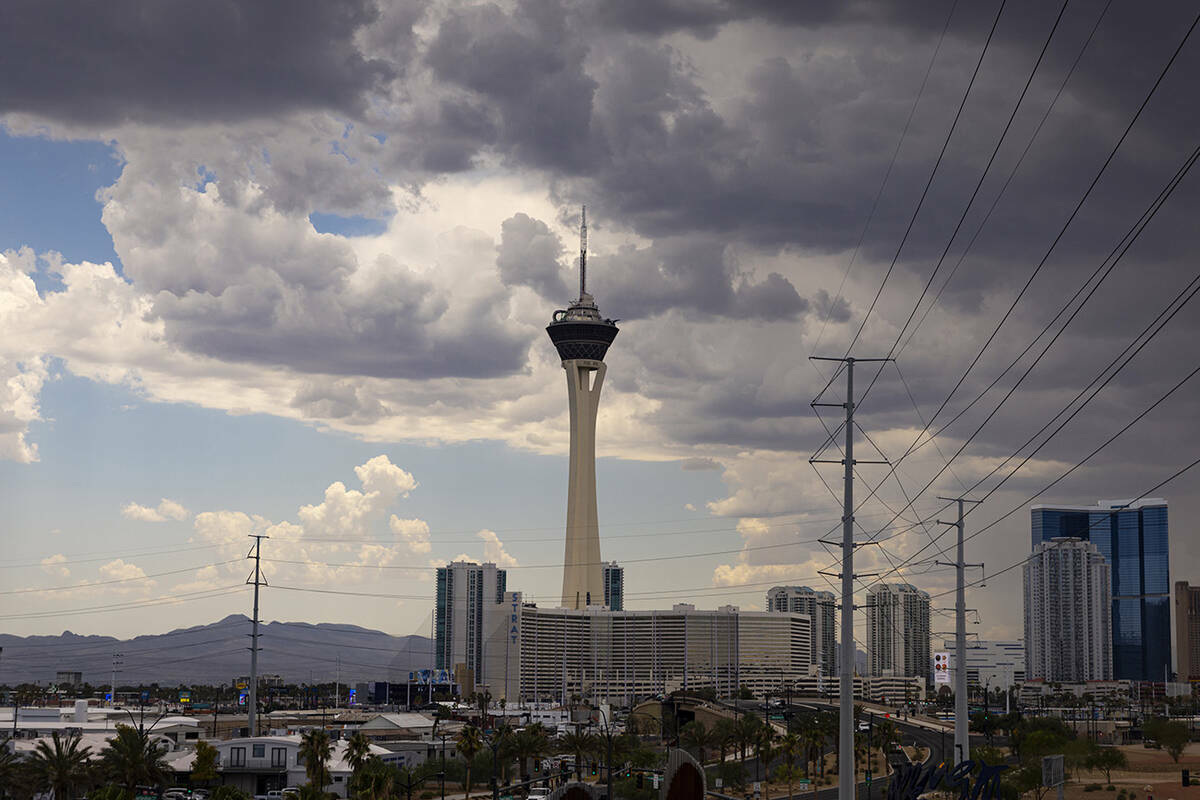 The Strat visto mientras las nubes cubren el cielo, el jueves 18 de julio de 2024, en Las Vegas ...