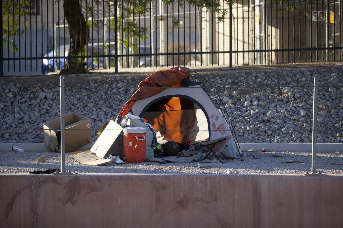 Tiendas de campaña vistas a lo largo de Flamingo Wash, cerca de Desert Inn y Sandhill Roads, e ...