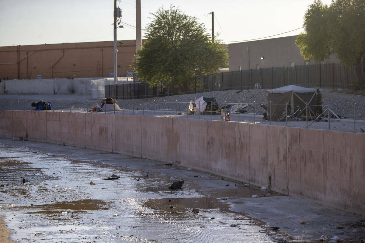 Tiendas de campaña vistas a lo largo de Flamingo Wash, cerca de Desert Inn y Sandhill Roads, e ...